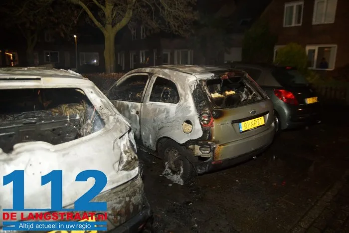 Vermoedelijke brandstichting zorgt voor meerdere uitgebrande en beschadigde auto’s in Vlijmen 22 Vermoedelijke brandstichting zorgt voor meerdere uitgebrande en beschadigde auto’s in Vlijmen 112 De Langstraat