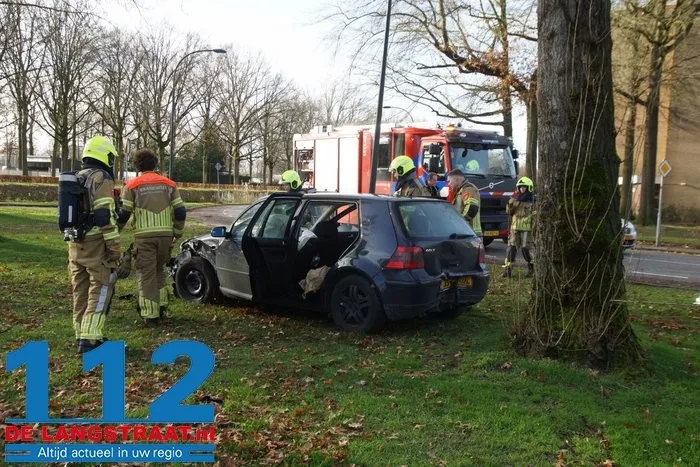 Bestuurder en passagiers op de vlucht na aanrijding aan de Ambrosiusweg Waalwijk 1 Bestuurder en passagiers op de vlucht na aanrijding aan de Ambrosiusweg Waalwijk 112 De Langstraat