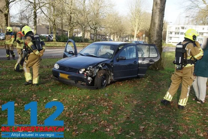 Bestuurder en passagiers op de vlucht na aanrijding aan de Ambrosiusweg Waalwijk 2 Bestuurder en passagiers op de vlucht na aanrijding aan de Ambrosiusweg Waalwijk 112 De Langstraat