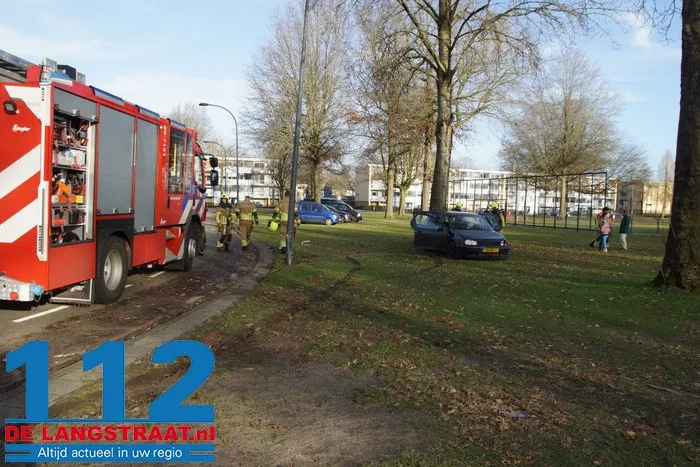 Bestuurder en passagiers op de vlucht na aanrijding aan de Ambrosiusweg Waalwijk 3 Bestuurder en passagiers op de vlucht na aanrijding aan de Ambrosiusweg Waalwijk 112 De Langstraat