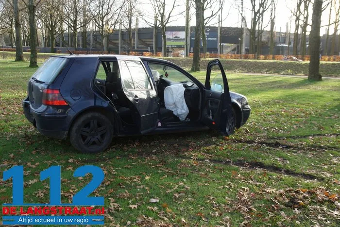 Bestuurder en passagiers op de vlucht na aanrijding aan de Ambrosiusweg Waalwijk 6 Bestuurder en passagiers op de vlucht na aanrijding aan de Ambrosiusweg Waalwijk 112 De Langstraat