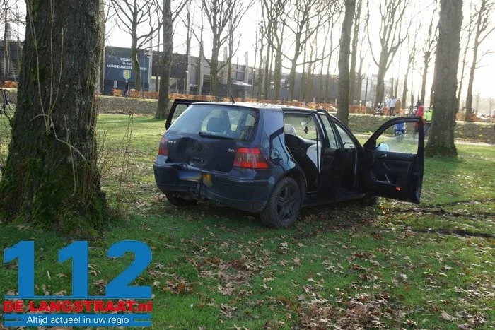 Bestuurder en passagiers op de vlucht na aanrijding aan de Ambrosiusweg Waalwijk 7 Bestuurder en passagiers op de vlucht na aanrijding aan de Ambrosiusweg Waalwijk 112 De Langstraat
