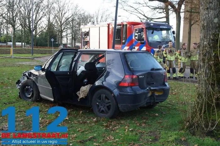 Bestuurder en passagiers op de vlucht na aanrijding aan de Ambrosiusweg Waalwijk 9 Bestuurder en passagiers op de vlucht na aanrijding aan de Ambrosiusweg Waalwijk 112 De Langstraat