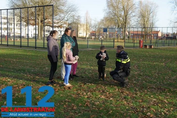 Bestuurder en passagiers op de vlucht na aanrijding aan de Ambrosiusweg Waalwijk 12 Bestuurder en passagiers op de vlucht na aanrijding aan de Ambrosiusweg Waalwijk 112 De Langstraat