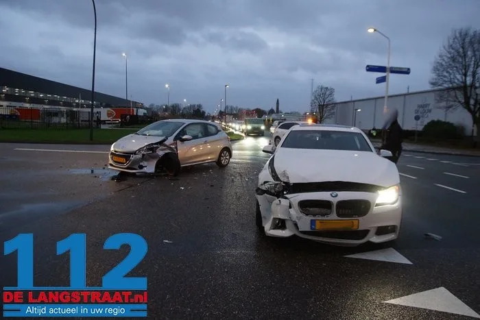 Twee auto's zwaar beschadigd bij botsing op kruising in Waalwijk 1 Twee auto's zwaar beschadigd bij botsing op kruising in Waalwijk 112 De Langstraat