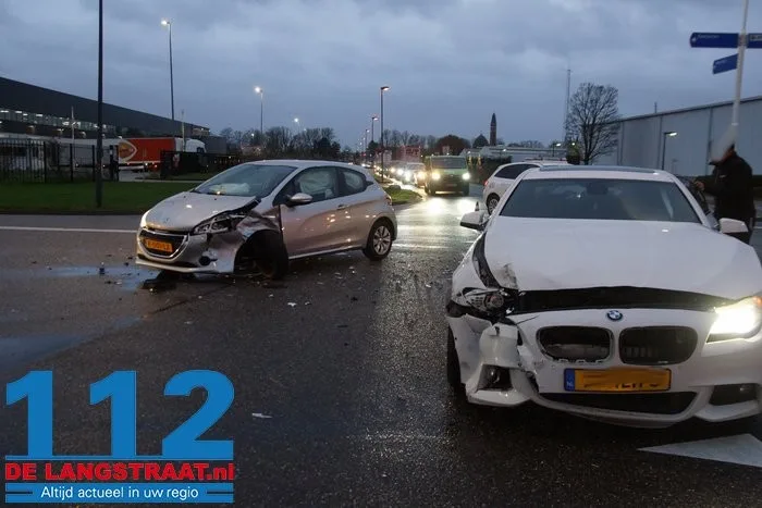 Twee auto's zwaar beschadigd bij botsing op kruising in Waalwijk 2 Twee auto's zwaar beschadigd bij botsing op kruising in Waalwijk 112 De Langstraat