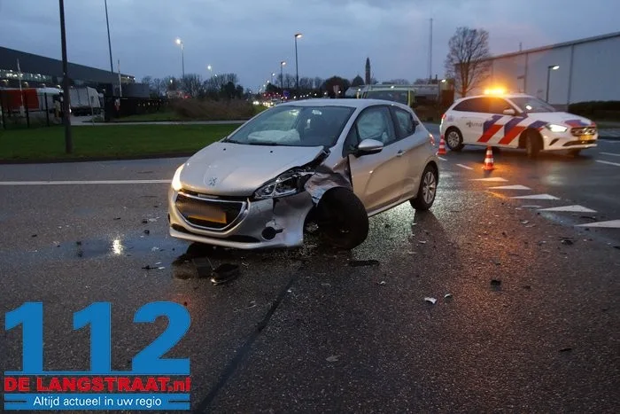 Twee auto's zwaar beschadigd bij botsing op kruising in Waalwijk 4 Twee auto's zwaar beschadigd bij botsing op kruising in Waalwijk 112 De Langstraat
