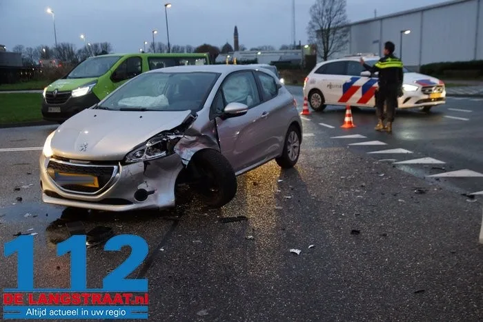 Twee auto's zwaar beschadigd bij botsing op kruising in Waalwijk 6 Twee auto's zwaar beschadigd bij botsing op kruising in Waalwijk 112 De Langstraat