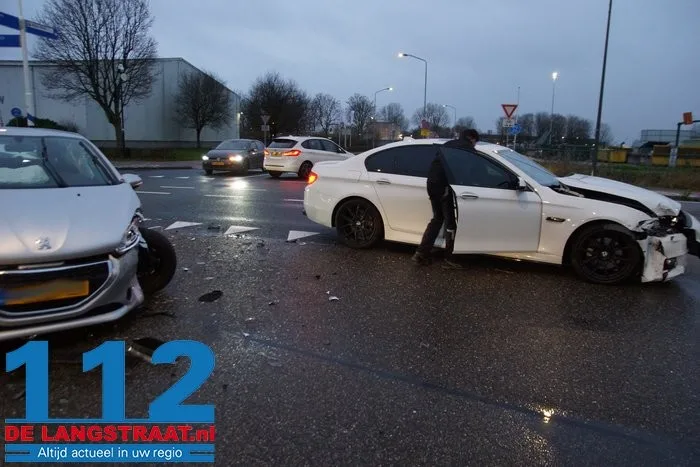 Twee auto's zwaar beschadigd bij botsing op kruising in Waalwijk 7 Twee auto's zwaar beschadigd bij botsing op kruising in Waalwijk 112 De Langstraat