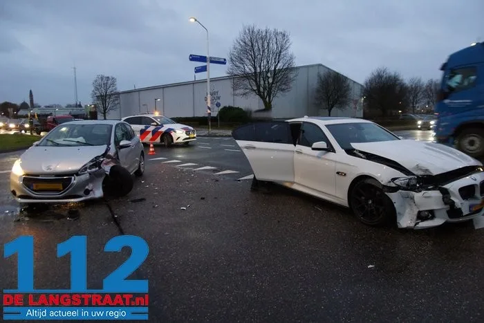 Twee auto's zwaar beschadigd bij botsing op kruising in Waalwijk 8 Twee auto's zwaar beschadigd bij botsing op kruising in Waalwijk 112 De Langstraat