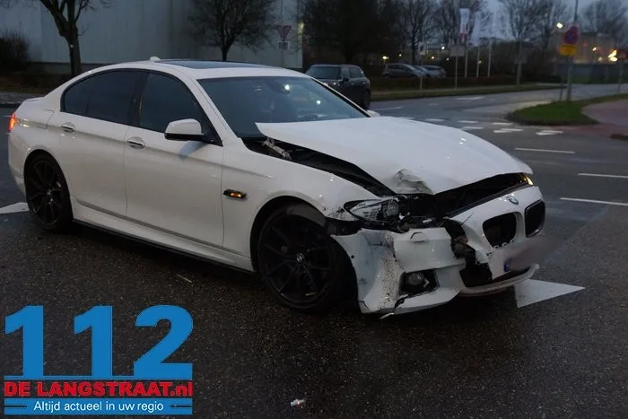 Twee auto's zwaar beschadigd bij botsing op kruising in Waalwijk 9 Twee auto's zwaar beschadigd bij botsing op kruising in Waalwijk 112 De Langstraat