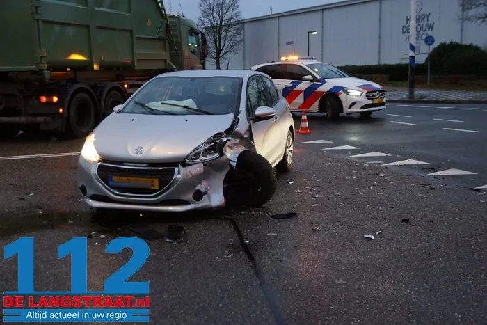 Twee auto's zwaar beschadigd bij botsing op kruising in Waalwijk 10 Twee auto's zwaar beschadigd bij botsing op kruising in Waalwijk 112 De Langstraat
