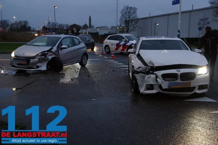 Twee auto's zwaar beschadigd bij botsing op kruising in Waalwijk 11 Twee auto's zwaar beschadigd bij botsing op kruising in Waalwijk 112 De Langstraat
