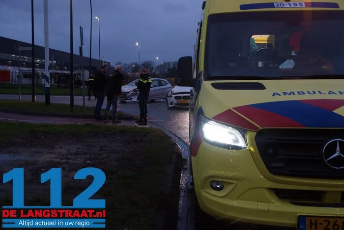 Twee auto's zwaar beschadigd bij botsing op kruising in Waalwijk 12 Twee auto's zwaar beschadigd bij botsing op kruising in Waalwijk 112 De Langstraat