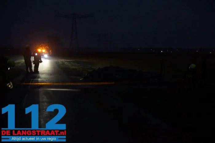 Brandweer doet metingen bij gedumpt afval in Elshout, vermoedelijk uit hennepkwekerij 2 Brandweer doet metingen bij gedumpt afval in Elshout, vermoedelijk uit hennepkwekerij 112 De Langstraat