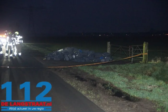 Brandweer doet metingen bij gedumpt afval in Elshout, vermoedelijk uit hennepkwekerij 4 Brandweer doet metingen bij gedumpt afval in Elshout, vermoedelijk uit hennepkwekerij 112 De Langstraat