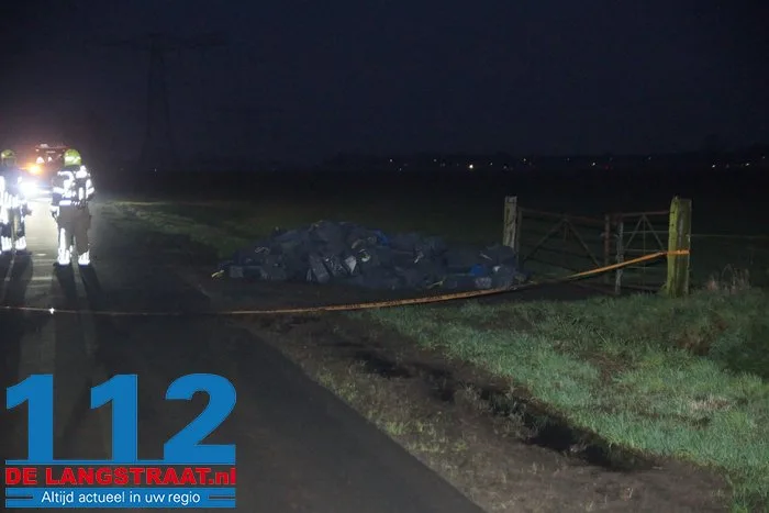 Brandweer doet metingen bij gedumpt afval in Elshout, vermoedelijk uit hennepkwekerij 5 Brandweer doet metingen bij gedumpt afval in Elshout, vermoedelijk uit hennepkwekerij 112 De Langstraat