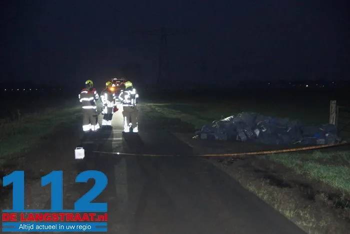 Brandweer doet metingen bij gedumpt afval in Elshout, vermoedelijk uit hennepkwekerij 6 Brandweer doet metingen bij gedumpt afval in Elshout, vermoedelijk uit hennepkwekerij 112 De Langstraat