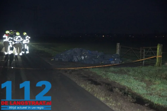 Brandweer doet metingen bij gedumpt afval in Elshout, vermoedelijk uit hennepkwekerij 7 Brandweer doet metingen bij gedumpt afval in Elshout, vermoedelijk uit hennepkwekerij 112 De Langstraat