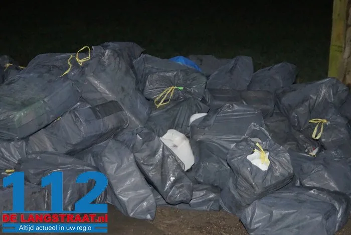 Brandweer doet metingen bij gedumpt afval in Elshout, vermoedelijk uit hennepkwekerij 8 Brandweer doet metingen bij gedumpt afval in Elshout, vermoedelijk uit hennepkwekerij 112 De Langstraat