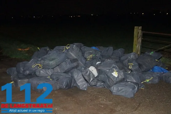 Brandweer doet metingen bij gedumpt afval in Elshout, vermoedelijk uit hennepkwekerij 10 Brandweer doet metingen bij gedumpt afval in Elshout, vermoedelijk uit hennepkwekerij 112 De Langstraat