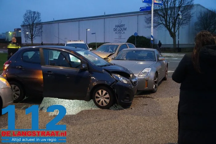 Vier auto’s botsen op elkaar op kruising in Waalwijk: forse schade. 1 Vier auto’s botsen op elkaar op kruising in Waalwijk: forse schade. 112 De Langstraat