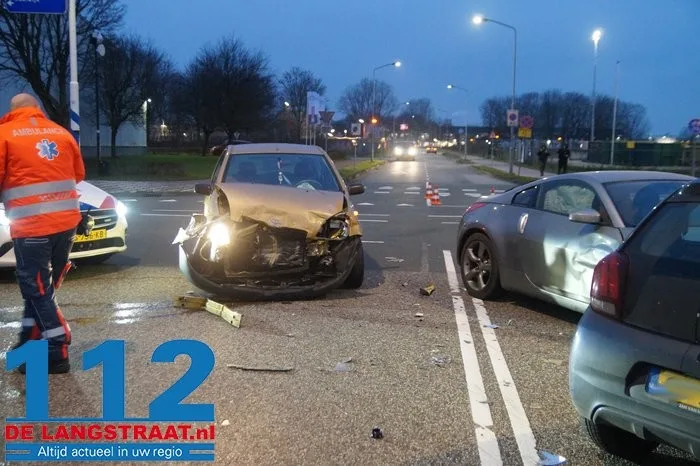 Vier auto’s botsen op elkaar op kruising in Waalwijk: forse schade. 2 Vier auto’s botsen op elkaar op kruising in Waalwijk: forse schade. 112 De Langstraat