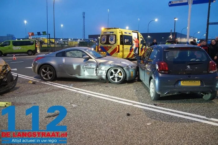 Vier auto’s botsen op elkaar op kruising in Waalwijk: forse schade. 3 Vier auto’s botsen op elkaar op kruising in Waalwijk: forse schade. 112 De Langstraat