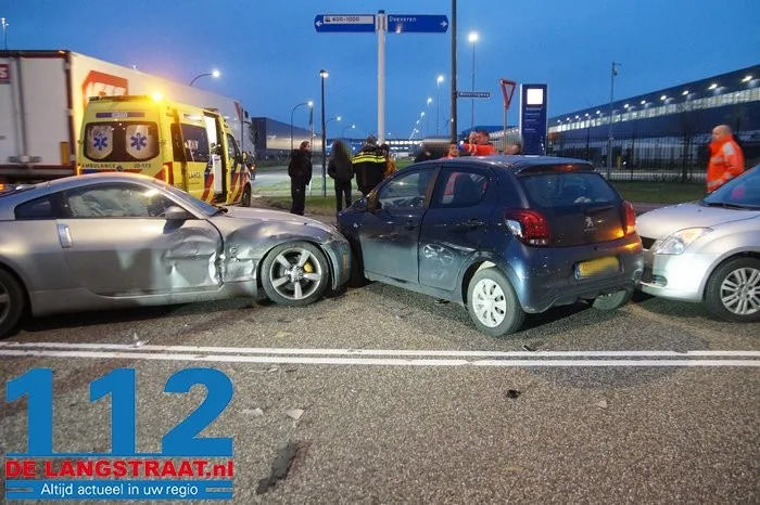 Vier auto’s botsen op elkaar op kruising in Waalwijk: forse schade. 4 Vier auto’s botsen op elkaar op kruising in Waalwijk: forse schade. 112 De Langstraat
