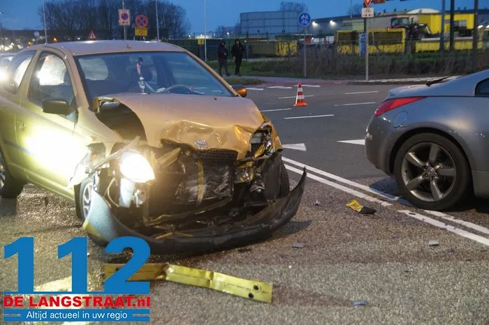 Vier auto’s botsen op elkaar op kruising in Waalwijk: forse schade. 5 Vier auto’s botsen op elkaar op kruising in Waalwijk: forse schade. 112 De Langstraat