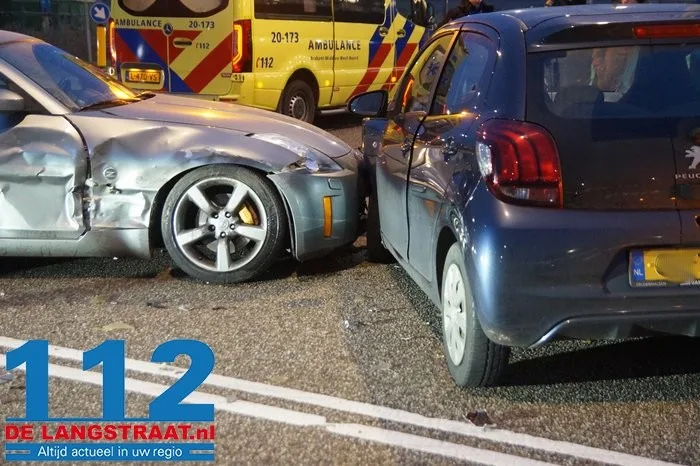 Vier auto’s botsen op elkaar op kruising in Waalwijk: forse schade. 6 Vier auto’s botsen op elkaar op kruising in Waalwijk: forse schade. 112 De Langstraat