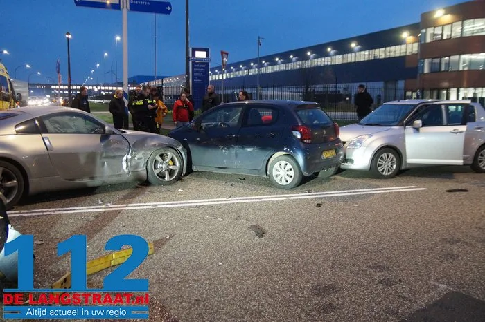Vier auto’s botsen op elkaar op kruising in Waalwijk: forse schade. 7 Vier auto’s botsen op elkaar op kruising in Waalwijk: forse schade. 112 De Langstraat