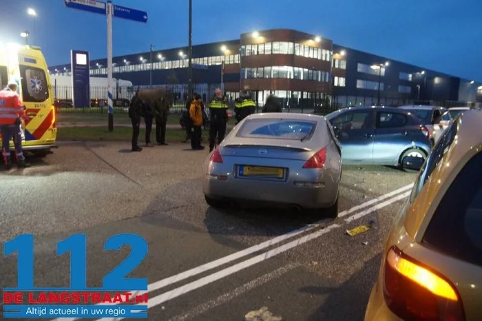 Vier auto’s botsen op elkaar op kruising in Waalwijk: forse schade. 8 Vier auto’s botsen op elkaar op kruising in Waalwijk: forse schade. 112 De Langstraat