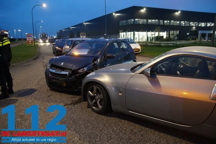 Vier auto’s botsen op elkaar op kruising in Waalwijk: forse schade. 9 Vier auto’s botsen op elkaar op kruising in Waalwijk: forse schade. 112 De Langstraat