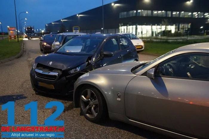 Vier auto’s botsen op elkaar op kruising in Waalwijk: forse schade. 10 Vier auto’s botsen op elkaar op kruising in Waalwijk: forse schade. 112 De Langstraat