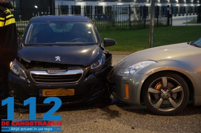 Vier auto’s botsen op elkaar op kruising in Waalwijk: forse schade. 11 Vier auto’s botsen op elkaar op kruising in Waalwijk: forse schade. 112 De Langstraat