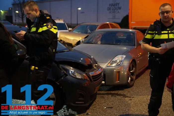 Vier auto’s botsen op elkaar op kruising in Waalwijk: forse schade. 12 Vier auto’s botsen op elkaar op kruising in Waalwijk: forse schade. 112 De Langstraat