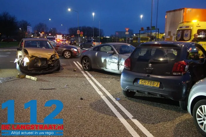 Vier auto’s botsen op elkaar op kruising in Waalwijk: forse schade. 13 Vier auto’s botsen op elkaar op kruising in Waalwijk: forse schade. 112 De Langstraat