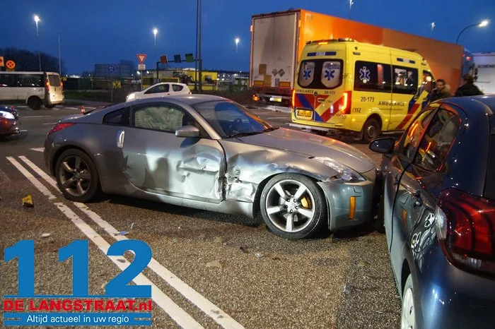 Vier auto’s botsen op elkaar op kruising in Waalwijk: forse schade. 15 Vier auto’s botsen op elkaar op kruising in Waalwijk: forse schade. 112 De Langstraat