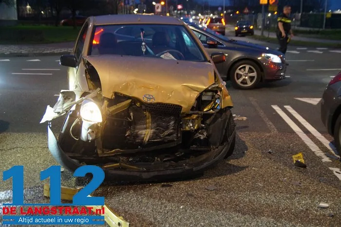 Vier auto’s botsen op elkaar op kruising in Waalwijk: forse schade. 16 Vier auto’s botsen op elkaar op kruising in Waalwijk: forse schade. 112 De Langstraat
