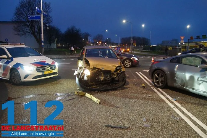 Vier auto’s botsen op elkaar op kruising in Waalwijk: forse schade. 17 Vier auto’s botsen op elkaar op kruising in Waalwijk: forse schade. 112 De Langstraat