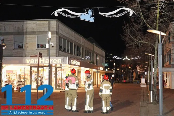 Feestverlichting hangt los in centrum aan de Stationsstraat Waalwijk 1 Feestverlichting hangt los in centrum aan de Stationsstraat Waalwijk 112 De Langstraat