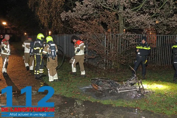 Brandweer blust buitenbrand aan de Guido Gezellestraat Waalwijk 112 De Langstraat