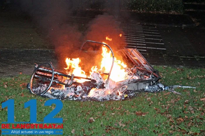 Brandweer blust buitenbrand aan de Guido Gezellestraat Waalwijk 112 De Langstraat