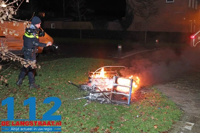 Brandweer blust buitenbrand aan de Guido Gezellestraat Waalwijk 112 De Langstraat