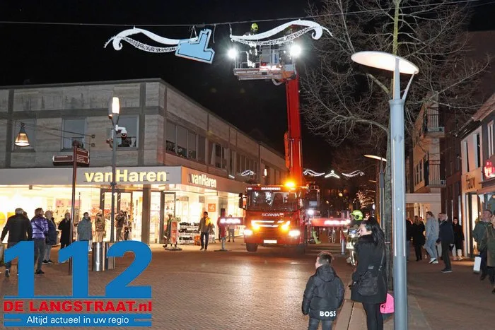Feestverlichting hangt los in centrum aan de Stationsstraat Waalwijk 4 Feestverlichting hangt los in centrum aan de Stationsstraat Waalwijk 112 De Langstraat