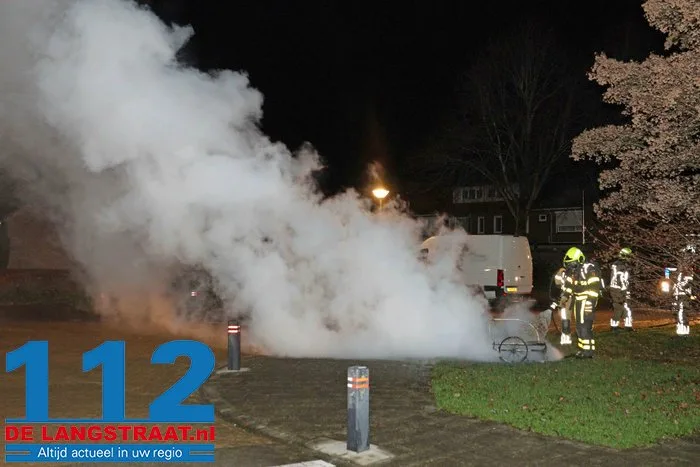 Brandweer blust buitenbrand aan de Guido Gezellestraat Waalwijk 112 De Langstraat