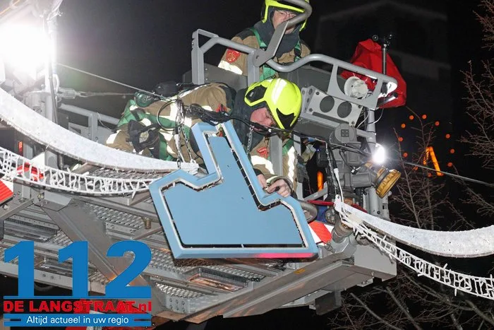 Feestverlichting hangt los in centrum aan de Stationsstraat Waalwijk 6 Feestverlichting hangt los in centrum aan de Stationsstraat Waalwijk 112 De Langstraat