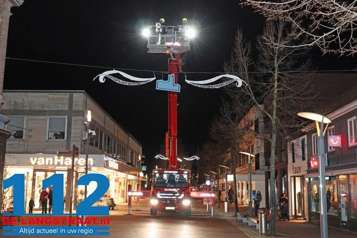 Feestverlichting hangt los in centrum aan de Stationsstraat Waalwijk 8 Feestverlichting hangt los in centrum aan de Stationsstraat Waalwijk 112 De Langstraat