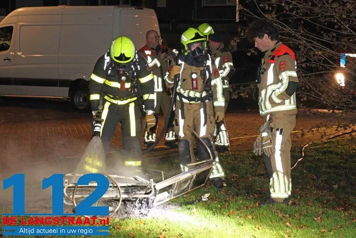 Brandweer blust buitenbrand aan de Guido Gezellestraat Waalwijk 112 De Langstraat